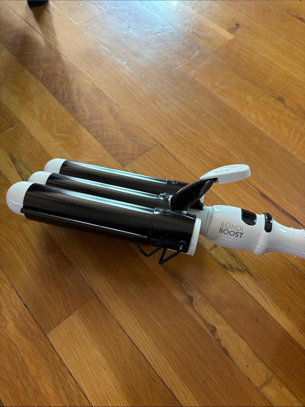BondiBoost Triple Barrel Waver - White and Black